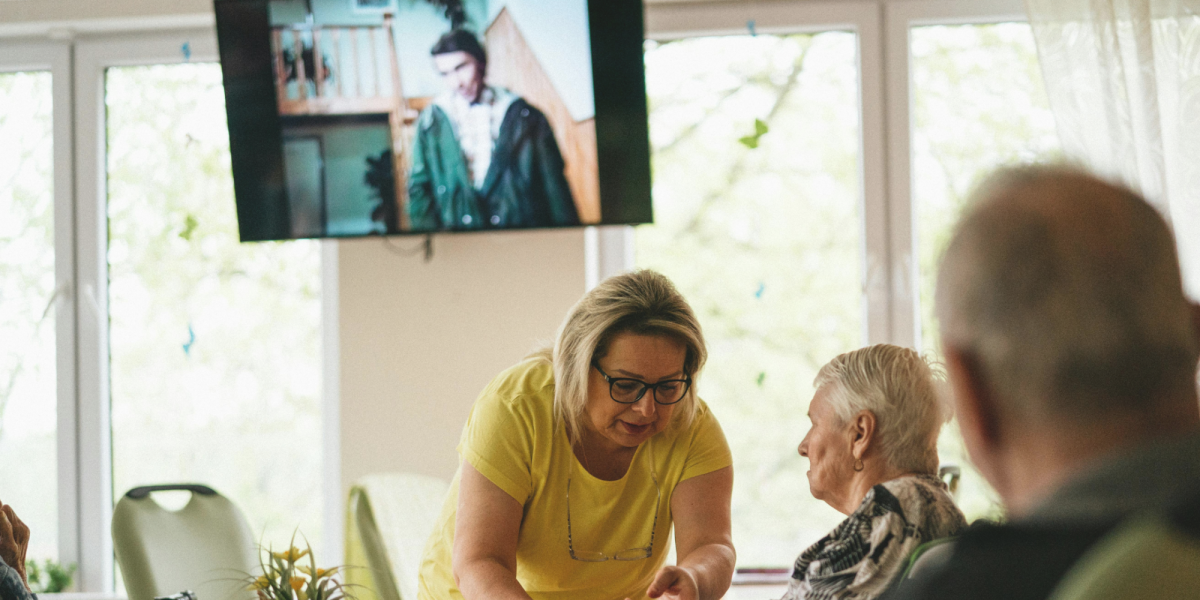 Bild zum Kurs 21.-22.10.2026 | Betreuungskr&auml;fte Refresher: Kommunikation und Schmerztherapie | Copyright: canva-pexels-jsme-mila